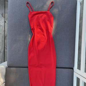Röd tight klänning som går strax under knäna. Köpt från Prettylittething i storlek UK 6, passar som en XS / S. Fint skick. 