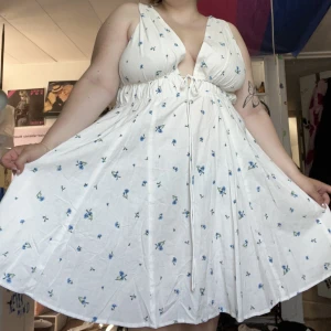 Sommarklänning - Jättefin sommarklänning från H&M, köpt secondhand men i perfekt skick! Tyvärr för stor för mig:( 