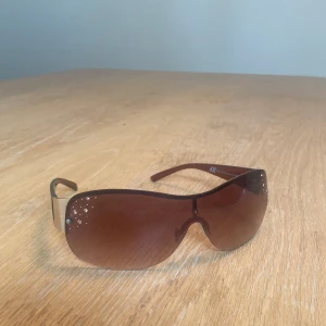 Solglasögon med Rhinestones - Bruna tonade solglasögon med metallram och UV-skydd. Plast linser med dekorativa strass