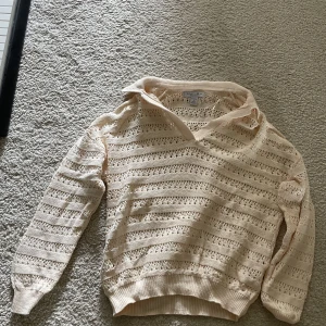 beige tröja  - endast testad, från new yorker, perfekt för stranden då den har hål och är luftig 