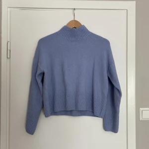 Stickad tröja & other stories  - Superfin blå stickad tröja från Stories, jättemjukt & skönt material och lite halvkrage. Superfin över en klänning eller till kjol en sommarkväll! 🫶🏻