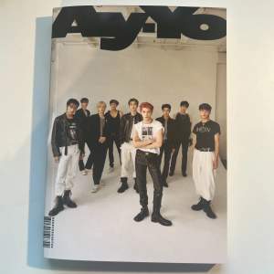 nct 127 ay-yo album inclusions på bild 2 (jungwoo poster + johnny postcard)