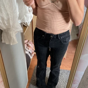 Jeans - Svarta jeans från Bik bok lågmidajde 