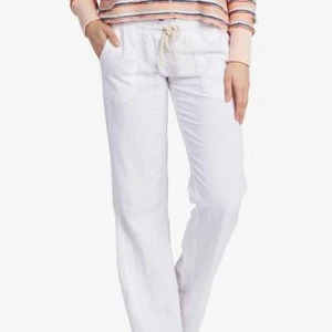 Roxy Linnebyxor  - LÅNAD BILD‼️🚨 Intressekoll på mina Roxy linnebyxor då jag aldrig använder dom, köptes här på plick o dom var helt nya med prislapp på, har använt de 1-2 ggr så lappen är ej kvar❤️köptes för 700kr 