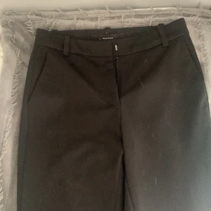 Kostymbyxor  - Säljer dessa svarta kostymbyxor ifrån vero Moda. Säljer för 150 eftersom dem är lite noppriga, men inte så mycket. Skriv för fler bilder 😁