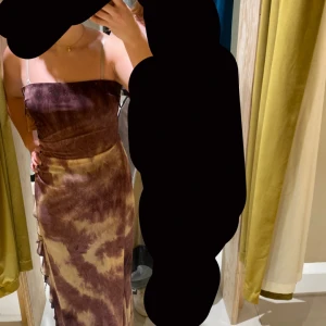 klänning - säljer min jättefina lila glittriga klänning, klänningen är insydd så den passar stl S, men den går att sprätta upp igen lätt och då är det mer som stl M. 