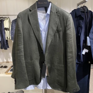 Grön kavaj  - Grön herr kavaj i ett linneliknande material från Massimo Dutti. Helt ny med prislappen på.