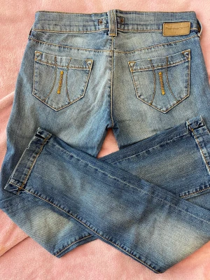 Fornarina Pin-up strl 30 - Jättefina fornarina strl 30. Låg midja, 18 cm från gren o upp till linning.  Innerbenslängd 121 cm. Midjemått41 cm rakt över men eftersom de är så låga är det höftmått.  Fint skick. Skickas eller hämtas i Enskede/Globen.