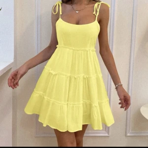 Gul sommarklänning - Säljer denna gula klänning från shein, helt oanvänd då den inte passade mig. Storlek M men skulle snarare säga xs/s. Perfekt till midsommar eller liknande💛🫶🏻