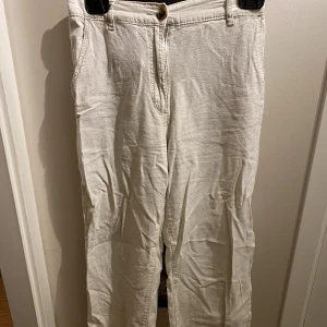 Linnebyxor - Linnebyxor med knapp och dragkedja. Dom är skrynkliga, men med strykjärn går det att fixa. 