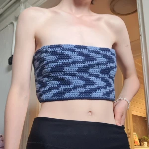 Virkad tuptopp - Virkad tubtopp med virvelmönster och randigt därbak