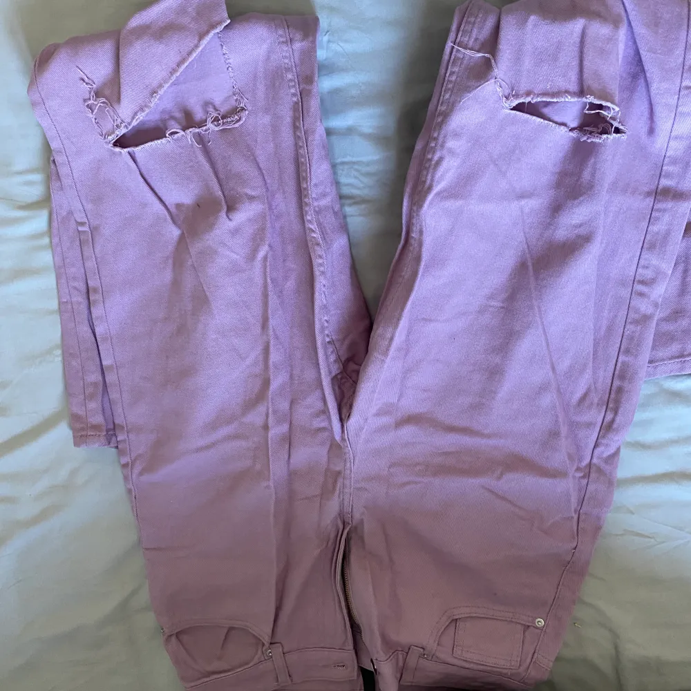Ett par rosa jeans från hm i storlek 38! Sparsamt använda och vill sälja snabbt så priset kan diskuteras! . Jeans & Byxor.