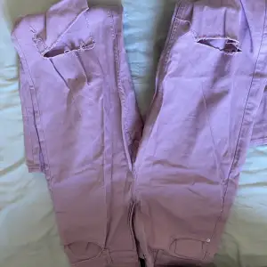 Ett par rosa jeans från hm i storlek 38! Sparsamt använda och vill sälja snabbt så priset kan diskuteras! 