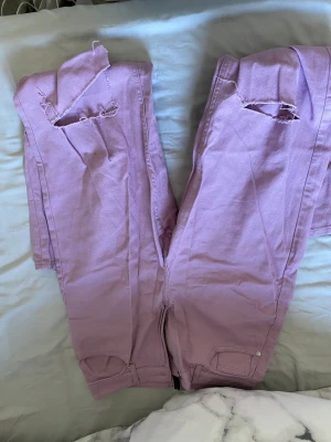 Rosa jeans  - Ett par rosa jeans från hm i storlek 38! Sparsamt använda och vill sälja snabbt så priset kan diskuteras! 