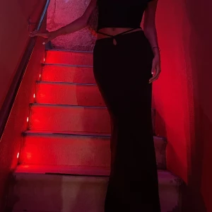 Kjol  - Säljer en superfin kjol i storlek 36, kjolen har en slits där bak❤️