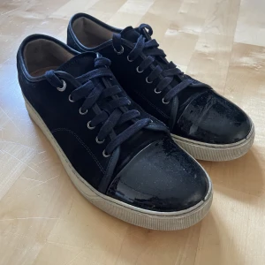 Lanvin mörkblå - Lanvin mörkblå storlek 42/43 Uk 8. Fett snygga, lätta att få att se nya ur.