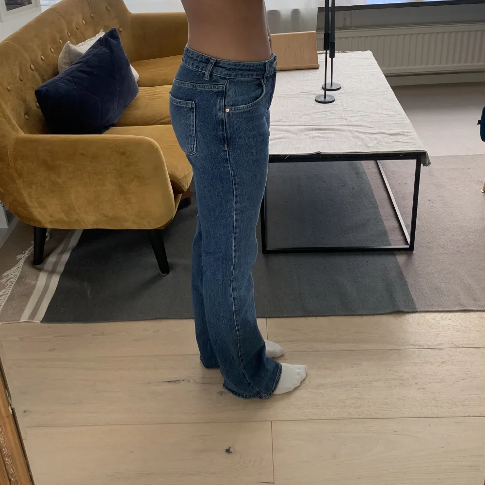 Lågmidjade jeans från Gina Tricot. Aldrig använda då det va ett inpulsköp, storlek 38 och är lite långa för mig (är 170cm).. Jeans & Byxor.