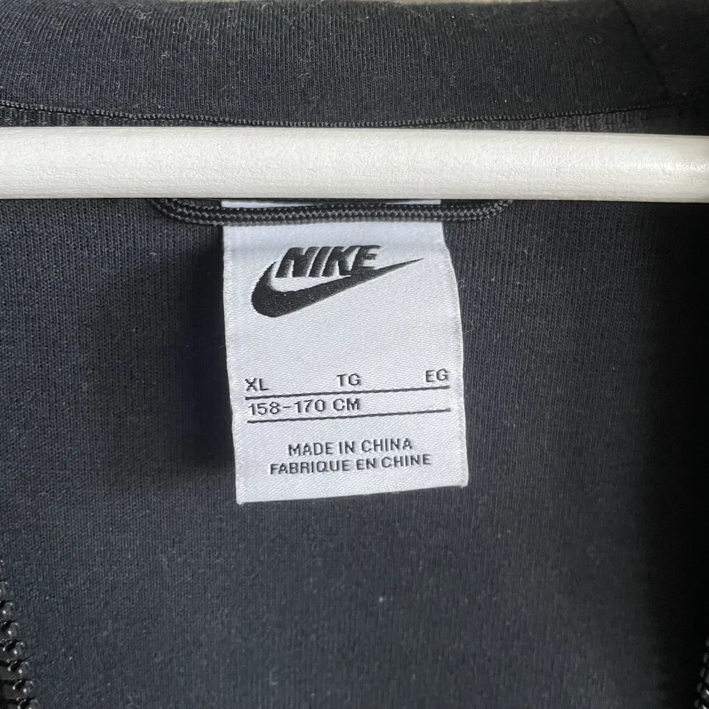 Nike tech fleece köpt för ungefär ett 1 år sen. Välanvänd med minimalt slitage. Hoodies.