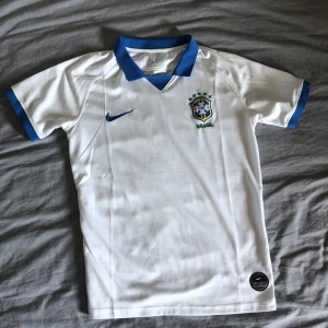 Brasilien fotbollströja - En snygg retro Brasilien fotbollströja. Fräsch till sommaren . Den finns kvar.