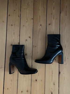 Svarta boots  - Jättefina svarta boots med klack, storlek 38. Knappt använda! 