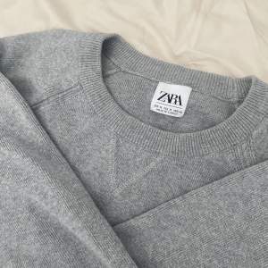 Jättefin grå stickad tröja från zara i mycket bra skick💓