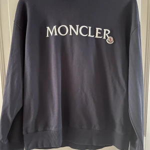 MONCLER HOODIE - Moncler Hoodie använd 2 gånger och tvättad på korrekt sätt en gång så i nyskick.   Nypris: 5000~