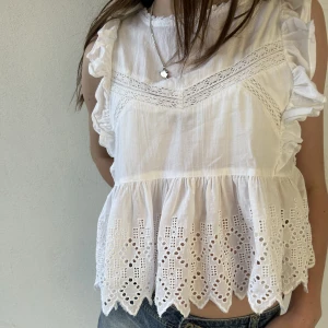 Vit topp zara - Såå söt topp från Zara med volanger och broderade detaljer. 💗💗