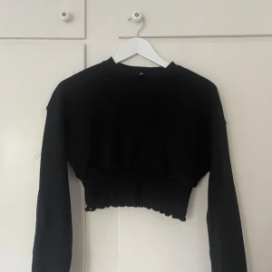 Croppad tröja - En fin croppad tröja som är oanvänd🫶🏻