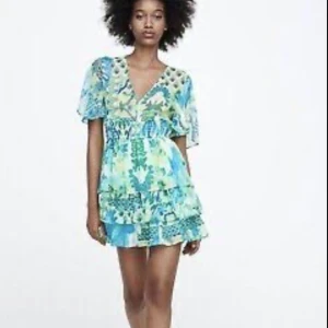 Klänning  - Ny & slutsåld klänning från zara. Lappar finns kvar! Säljs från 190