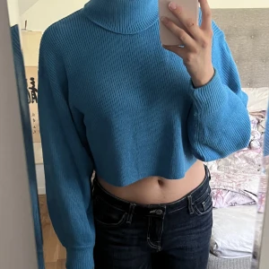 H&M stickad tröja - Klarblå croppad stickad turtleneck från H&M. Nyskick, aldrig använd. Storlek S, men passar XS-M🫶