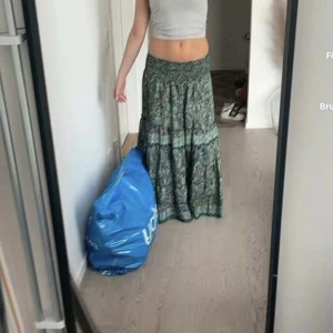 Lång kjol - Säljer nu denna jätte fina lång kjolen som tyvärr inte är min stil, skriv vad ni kan tänka er betala för,  köp direkt för 550