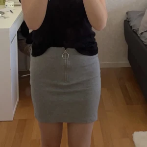Kjol - Säljer denna fina kjolen från H&M då den är för liten för mig.