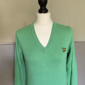 Lyle Scott vintage  V ringad tröja Grön v-ringad tröja i fint använt skick  St S  