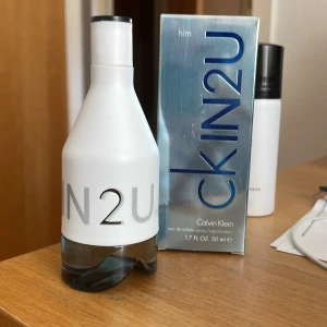 Ck in2u him - Säljer den för använder inte längre. Det är ca 25ml kvar på parfymen. Den passar väldigt bra till sommaren för den är fräsch och ren i doften. Köpare står för frakt