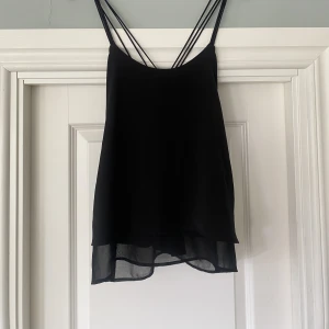 Linne - Svart linne från HM med fin korsad snörning där bak