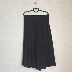 Byxkjol Gina Tricot culottes - ☀️FÖRST TILL KVARN!☀️ Svart kjolbyxa från Gina Tricot. Super luftiga och ser ut som en kjol när man har på sig dem. Stängs med dragkedja och knapp på sidan av byxan.