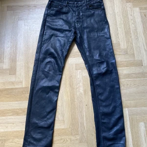 Rick Owens Drkshdw Torrance Cut  - Strlk.31 Använda men ser fortfarande amazing ut, väldigt glansig vax effekt! Hör av dig om du har fler frågor eller vill se fler bilder