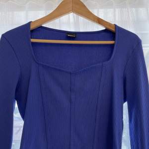 Långärmad tröja från Gina tricot, kroppad modell.