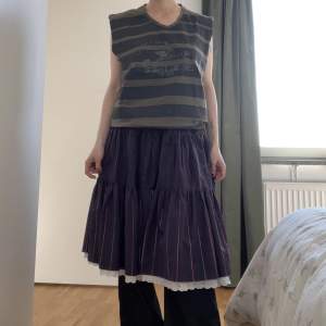 Super snygg kjol i lila färg!❣️Kan även vrängas och användas som på bild 3!
