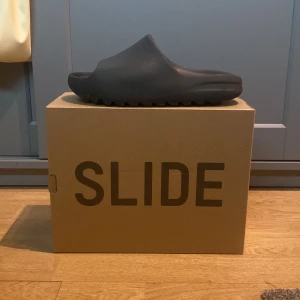 Yezzy Slides Onyx - Yezzy Slides i snyskick köpta på paradon my kicks i gbg