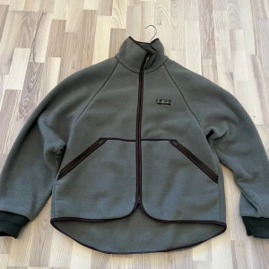 Jacka från Acne Studios  - Säljer min snygga fleecejacka från Acne Studios i storlek 48! Inköpt förra sommaren och endast använd ett fåtal gånger, i nyskick. Nypris ca 4500 😊