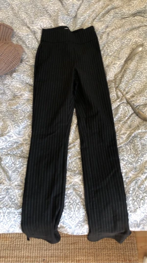 Kostymbyxor - Jätte sköna kostymbyxor från NAKD. Som är jätte sköna och stretchiga. Tunna byxor så de inte blir för varmt, dem sitter verkligen perfekt och håller sig på plats. Byxorna har en dragkedja på sidan och även en slits längs ner på benet😊 Köpt för 400kr