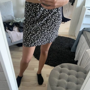 Kjol - Blommig kjol ifrån asos. Modellen är 176 och bär storlek 36. Normal passform. Använt fåtal gånger.