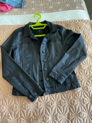 Jacka  - En fin jacka som använt bara en gång det sitter dig så fin på kroppen och det passar för alla kroppsform  