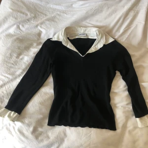 Långärmad tröja med krage strl S/M - Stretchig svart tröja med removable krage och mudd. Från märket Gerry Webber. Finns ingen storlekslapp, men uppskattningsvis i storlek S/M. Köparen står för frakt. Dma gärna vid frågor eller funderingar:)