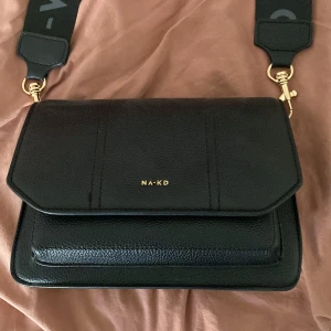 Axelremsväska - Väska från NA-KD. Pris kan diskuteras