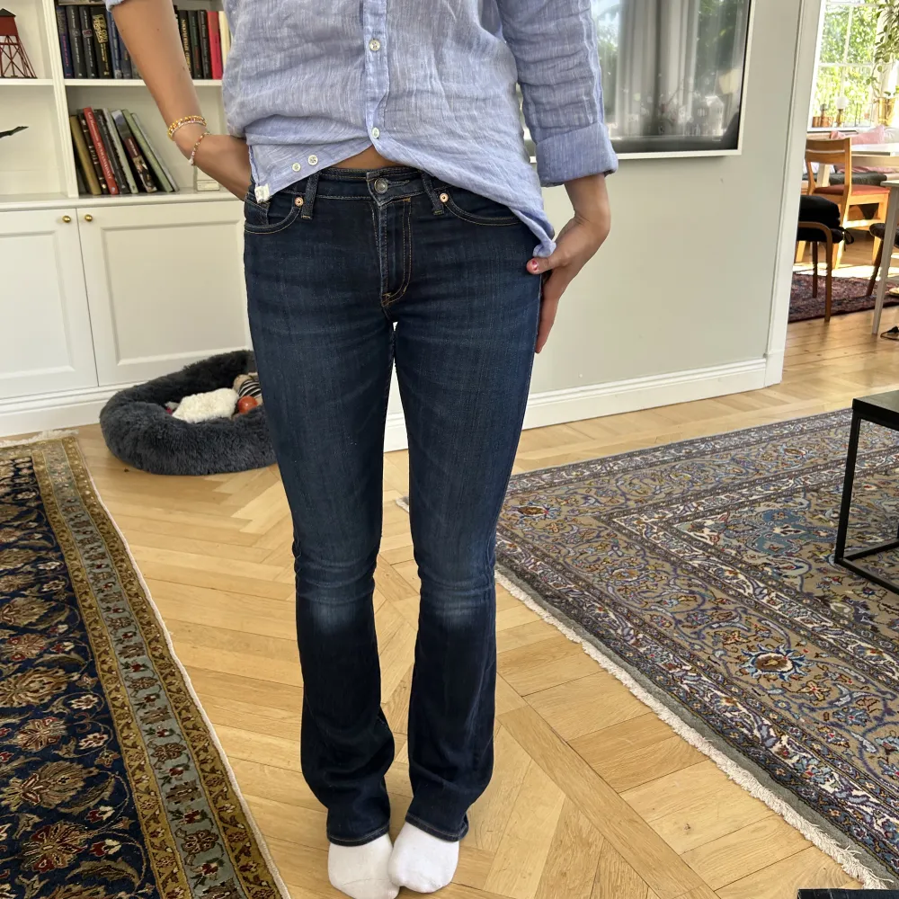 Dessa jeans är den perfekta mörkblå färgen. Lågmidjade från märket kings of indigo.. Jeans & Byxor.