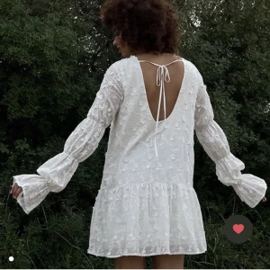 Klänning NAKD - Säljer denna superfina, helt slutsålda, klänningen från NA-KD. Perfekt nu inför midsommar!  Klänningen är aldrig använd och prislapp sitter kvar!   Köpare står för frakt