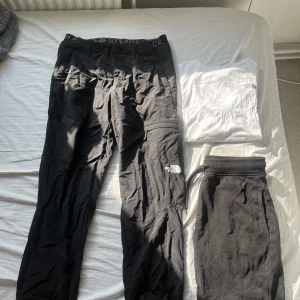 North face  - Ett par långbyxor, shorts och en T-shirt. Alla plaggen är storlek M. Lånbyxorna kostar 300. T-shirt kostar 150 och shortsen kostar 200. Allt tillsammans för 500