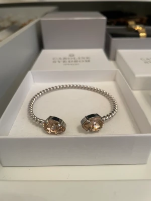 Caroline Svedbom armband - Fint armband från Caroline Svedbom med rosa stenar. Aldrig använt då jag bara använder guldfärgat. 